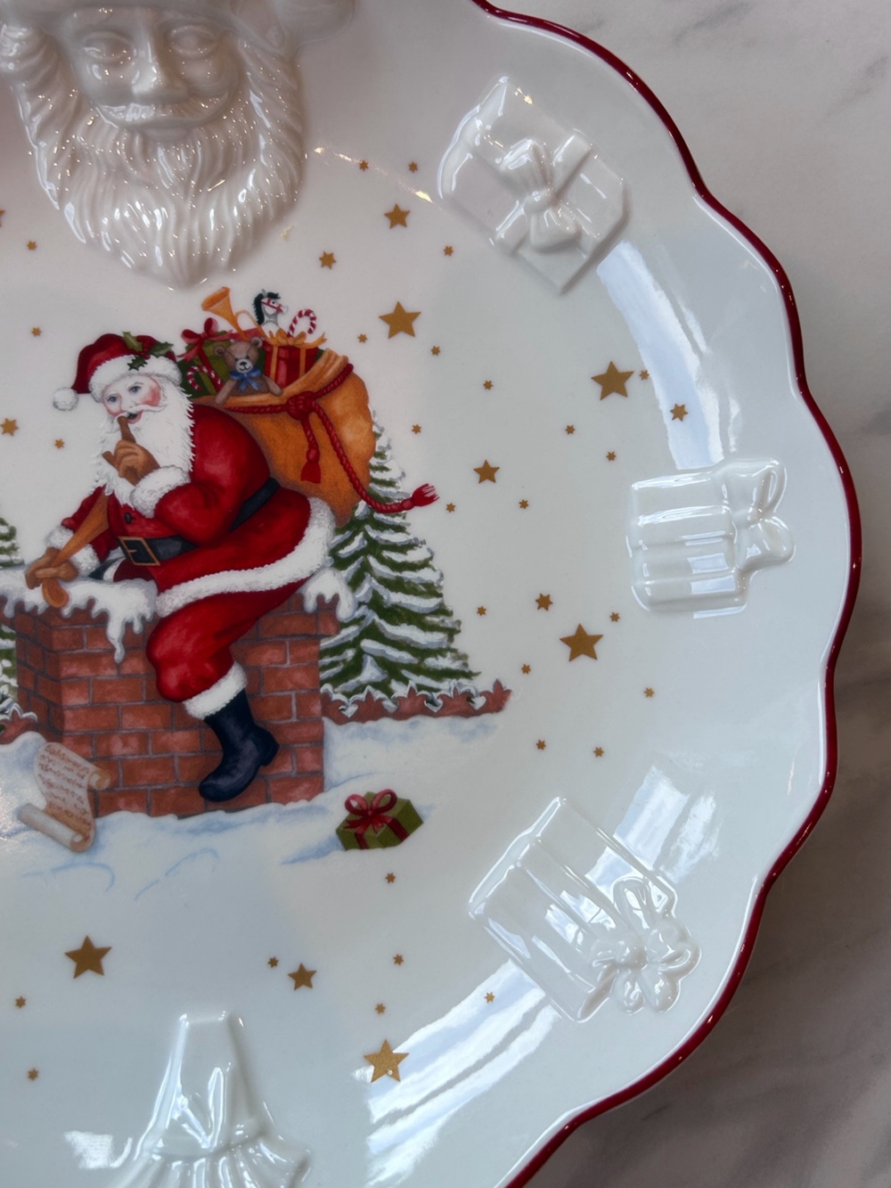 Villeroy and Bosch Santa on Rooftop Serving Bowl - Picture 9 of 13